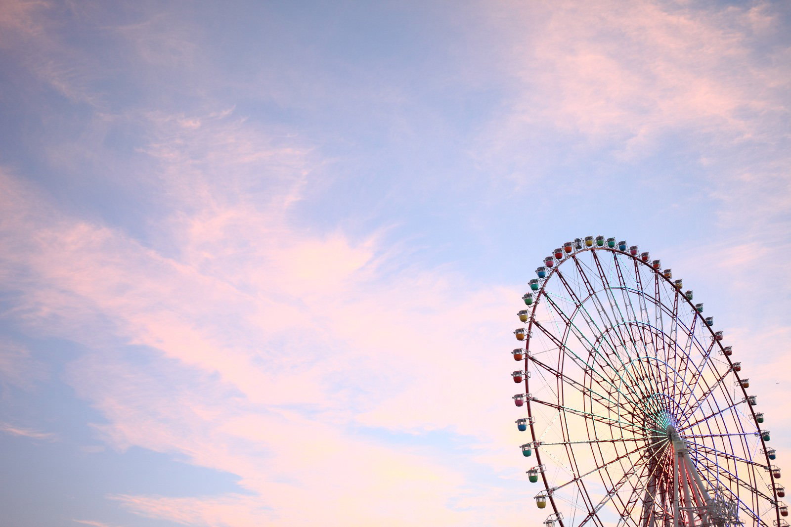 夕焼けの空を背景にした大きな観覧車