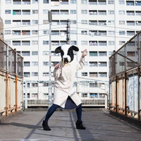 歩道橋に登場するエト牛の変質者パロディの写真