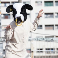 牛のかぶりものをした挙動不審な女性の写真