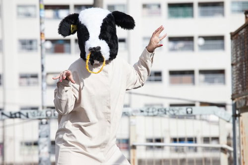 牛のかぶりものをした挙動不審な女性