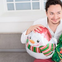 クリスマスグッズを準備して、恋人の来訪を待つ男性の写真