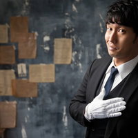 「当然だ、オレの計画は狂わない」と悪巧みする執事の写真