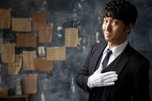 「当然だ、オレの計画は狂わない」と悪巧みする執事の写真