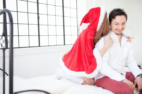 クリスマスの夜、ベッドの上で笑顔を見せるカップル、性の6時間