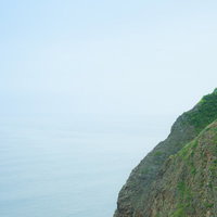 緑に覆われた島と静寂の海の絶壁景観、断崖の自然美の写真