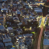 東京の住宅街夜景・家路を急ぐ光の写真