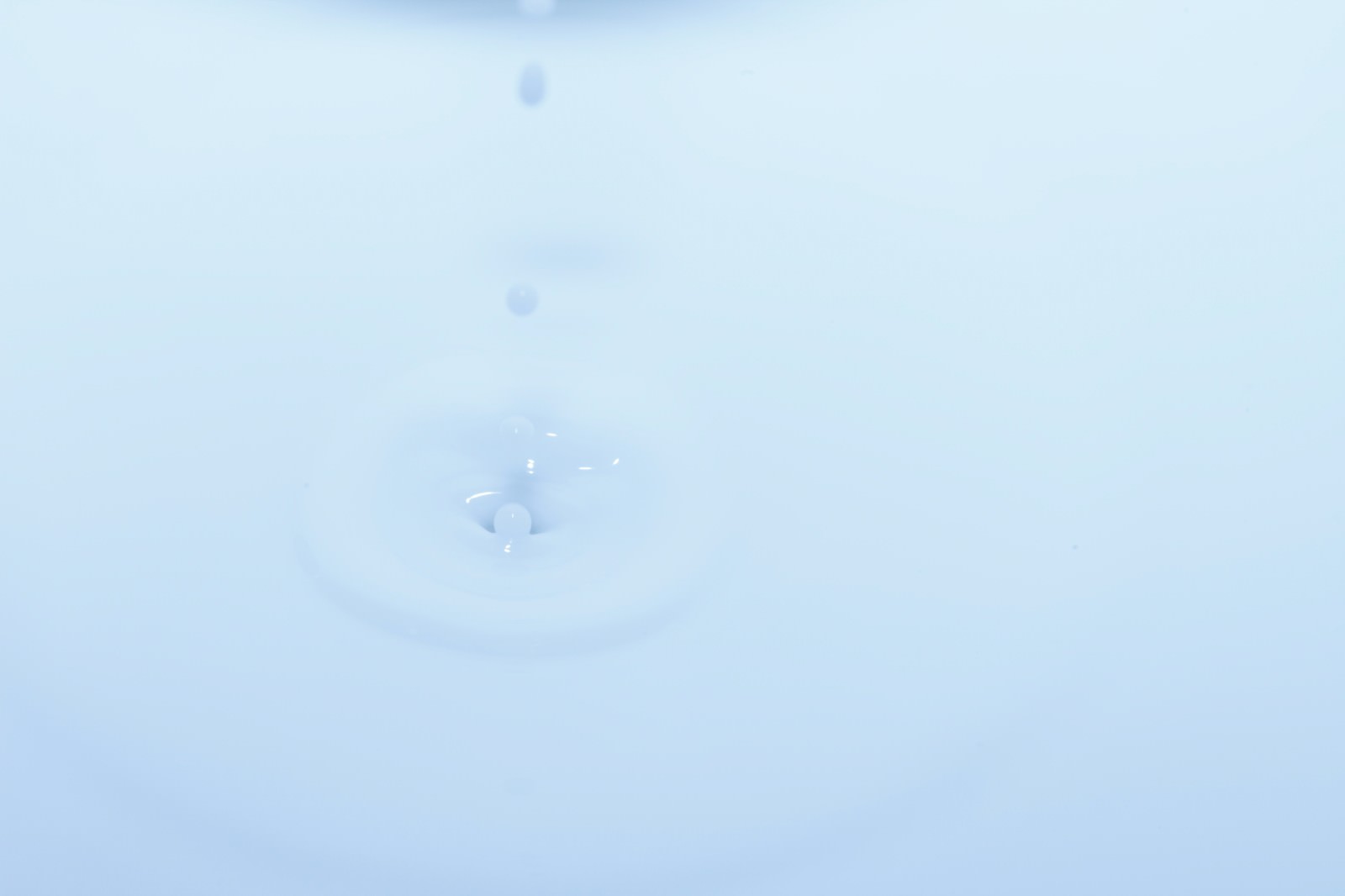 水滴が水面に落ちる瞬間と波紋