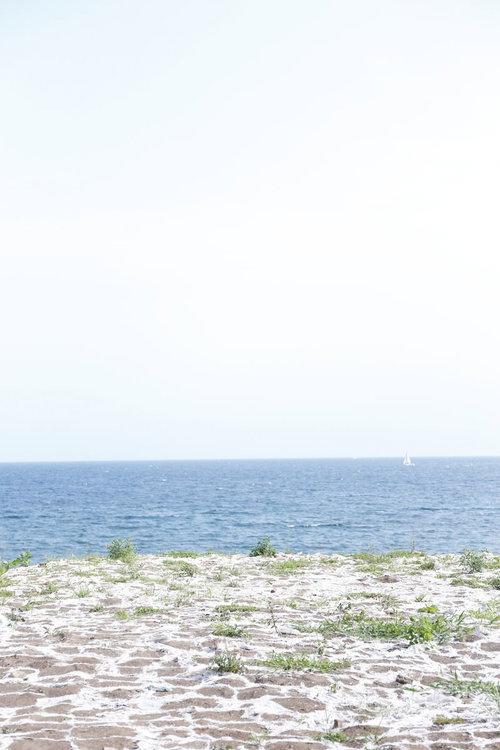 誰もいない静かな海とヨット、広がる水平線