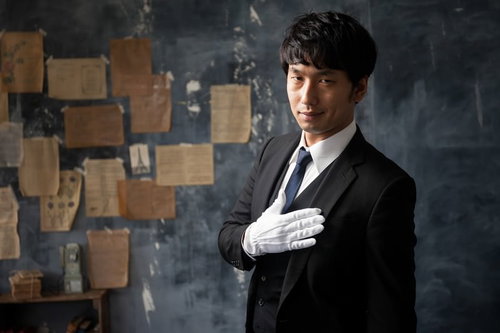 お荷物持ちましょうかと話しかけてくる怪しい執事風の男性