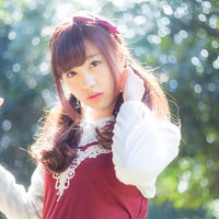 あれ・・道に迷ったみたい、森の中で飴をくわえる女性の写真