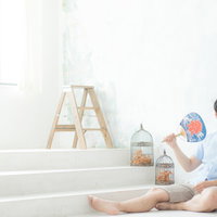 夏祭りに誘われず部屋でボッチ、うちわで仰ぎながらの写真