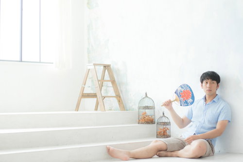 夏祭りに誘われず部屋でボッチ、うちわで仰ぎながら