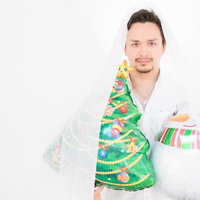 クリスマス用ディスプレイを持つ男性とトナカイの写真