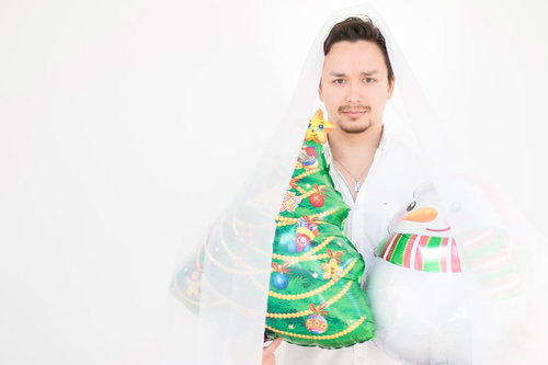 クリスマス用ディスプレイを持つ男性とトナカイ