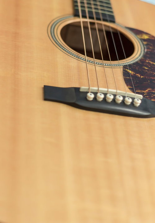 アコースティックギターの音孔と弦の接写