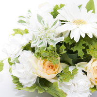 白い花と薄黄色バラの贈りもの・フラワーアレンジメントの写真