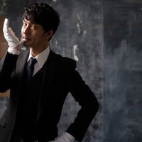 執事が雇えず悔しくて手袋を噛みしめる庶民男性の写真