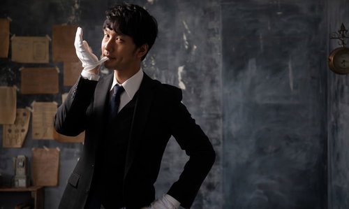 執事が雇えず悔しくて手袋を噛みしめる庶民男性