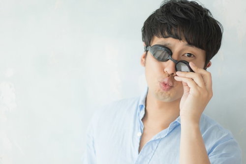 プールにやたらと誘ってくる広告営業マン