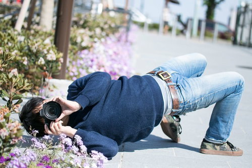 撮影に集中するあまりイナバウアーを披露するカメラマン
