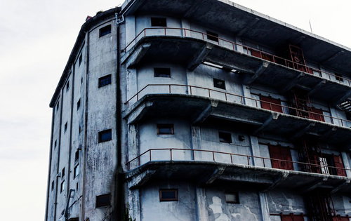 曇り空の下に立つ廃墟の古い倉庫