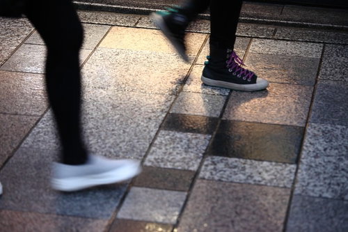 家路を急ぐ足並み 夕暮れの石畳