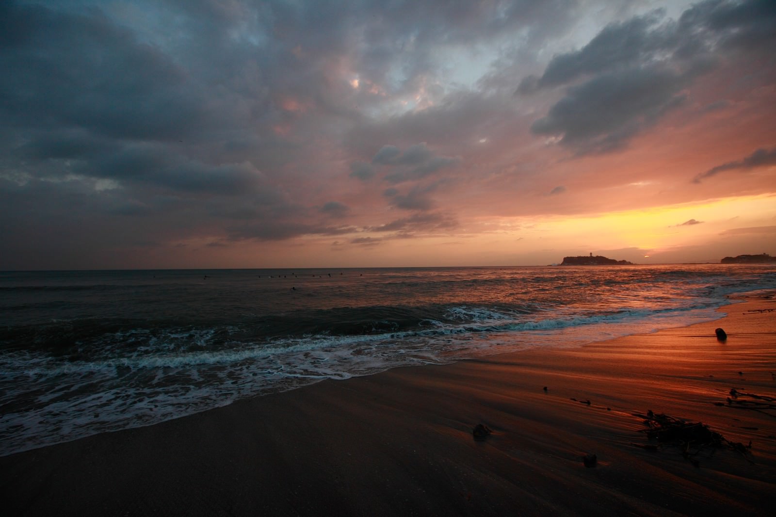 怪しい夕焼けに染まる江ノ島の海岸