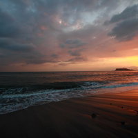 世界が終わるかの様な怪しい夕焼けの江ノ島の写真