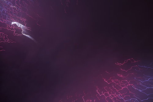 夜空に広がる花火と稲光のような風神雷神の閃光