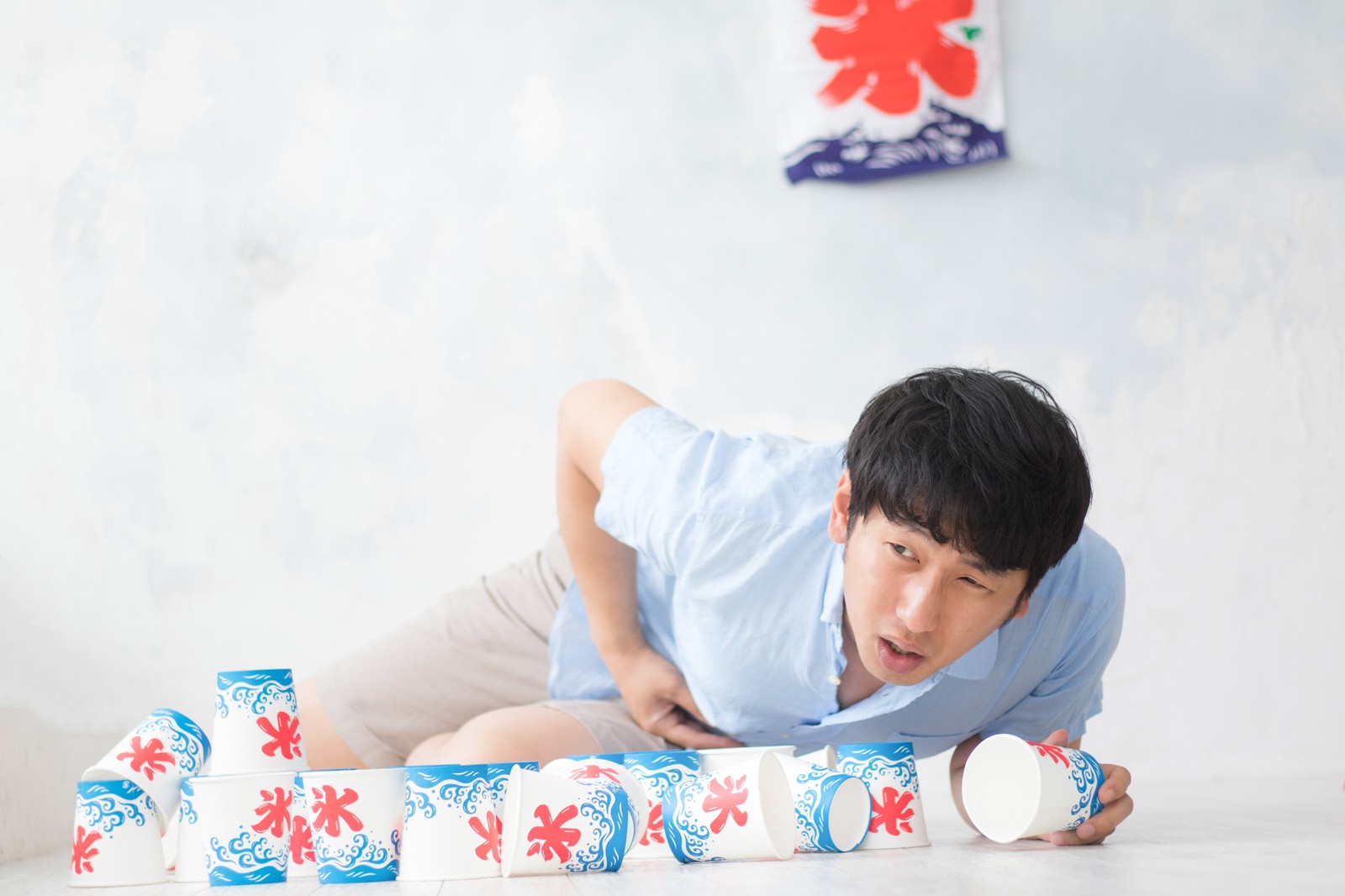 かき氷を食べて腹痛を抑える男性［モデル：大川竜弥］