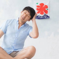 かき氷を食べて頭キーンとなる男性の夏の冷たい食べ物の写真