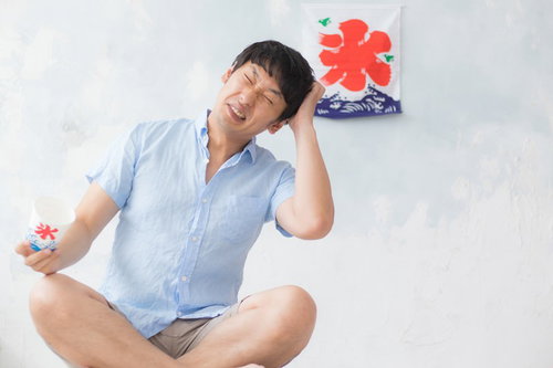 かき氷を食べて頭キーンとなる男性の夏の冷たい食べ物