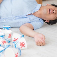 夏のかき氷の食べ過ぎで腹痛を起こす男性の健康被害の写真