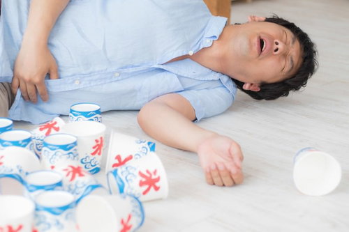 夏のかき氷の食べ過ぎで腹痛を起こす男性の健康被害