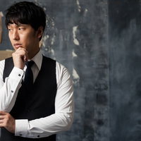 あれ〜、上着どこに忘れたのかな〜と考える執事の男性の写真