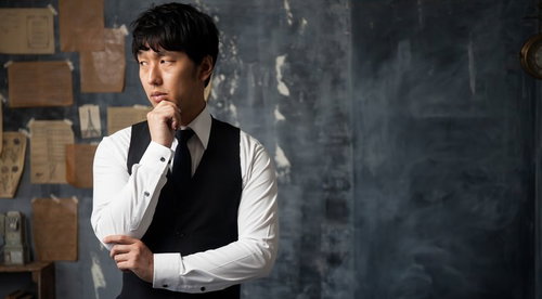 あれ〜、上着どこに忘れたのかな〜と考える執事の男性