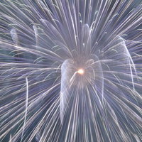 宇宙へと誘うかのような放射状に広がる花火の写真