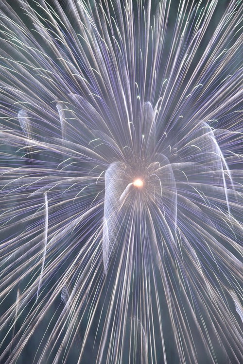 宇宙へと誘うかのような放射状に広がる花火