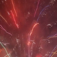 多種多様な光と色ではじける夜空の花火、夏祭りの演出の写真