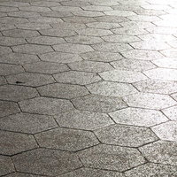 六角形のコンクリートブロックが敷き詰められた地面のテクスチャーの写真