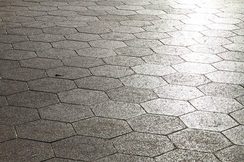 六角形のコンクリートブロックが敷き詰められた地面のテクスチャー