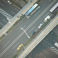 上空から撮影した車両が停車や走行する交差点の俯瞰写真の写真