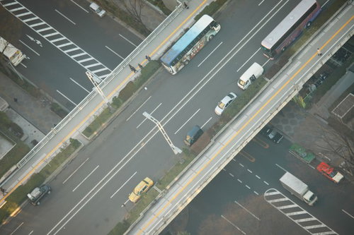 上空から撮影した車両が停車や走行する交差点の俯瞰写真
