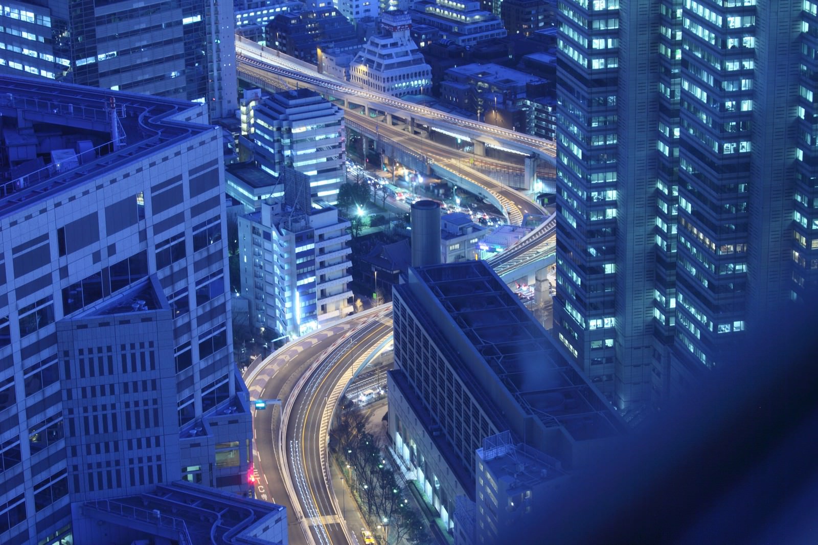 東京の高層ビル群と高架道路の夜景俯瞰