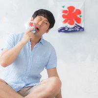 かき氷シロップ無しで夏フェスを乗り切る男性の写真