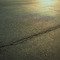 境界線・希望と絶望のアスファルト 道路の劣化と亀裂の写真