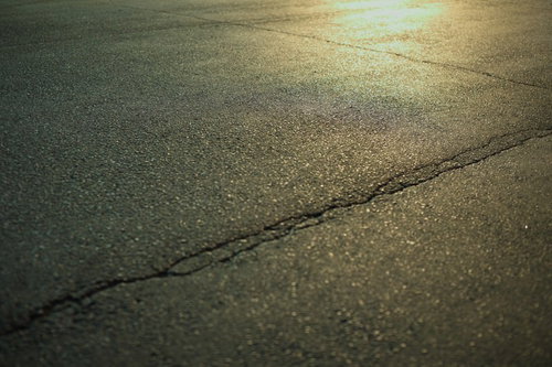 境界線・希望と絶望のアスファルト 道路の劣化と亀裂