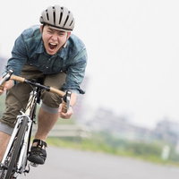 最速派手を目指すロードバイク男子の咆哮とアクティブなペダル疾走の写真