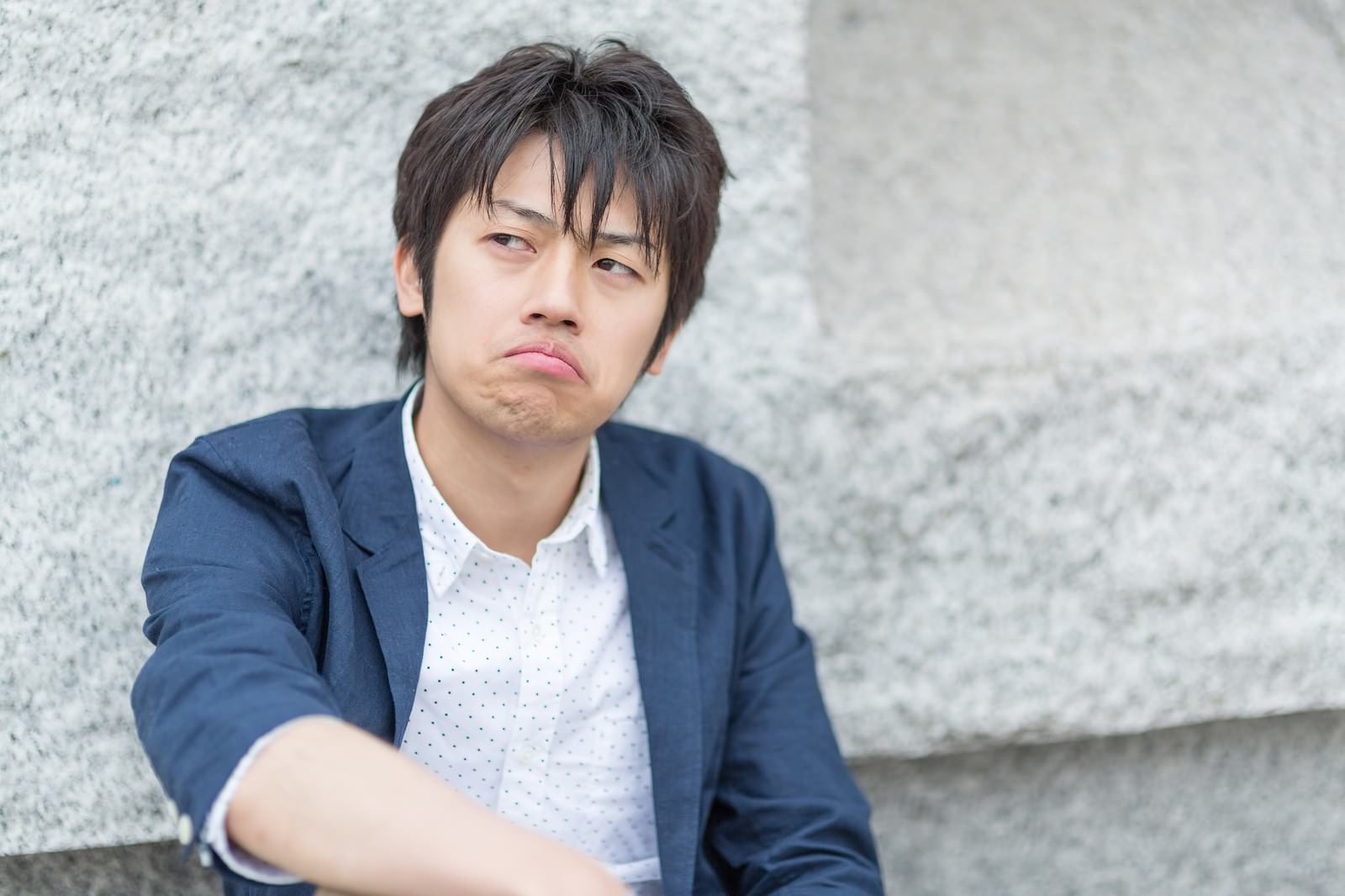 への字口の不満そうなWebデザイナー［モデル：Tsuyoshi.］