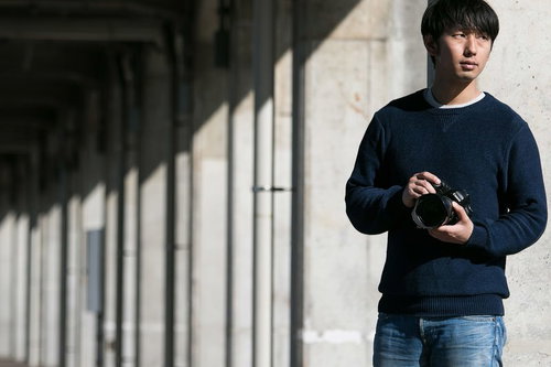 地下アイドルの撮影中周囲の視線を気にするセミプロ